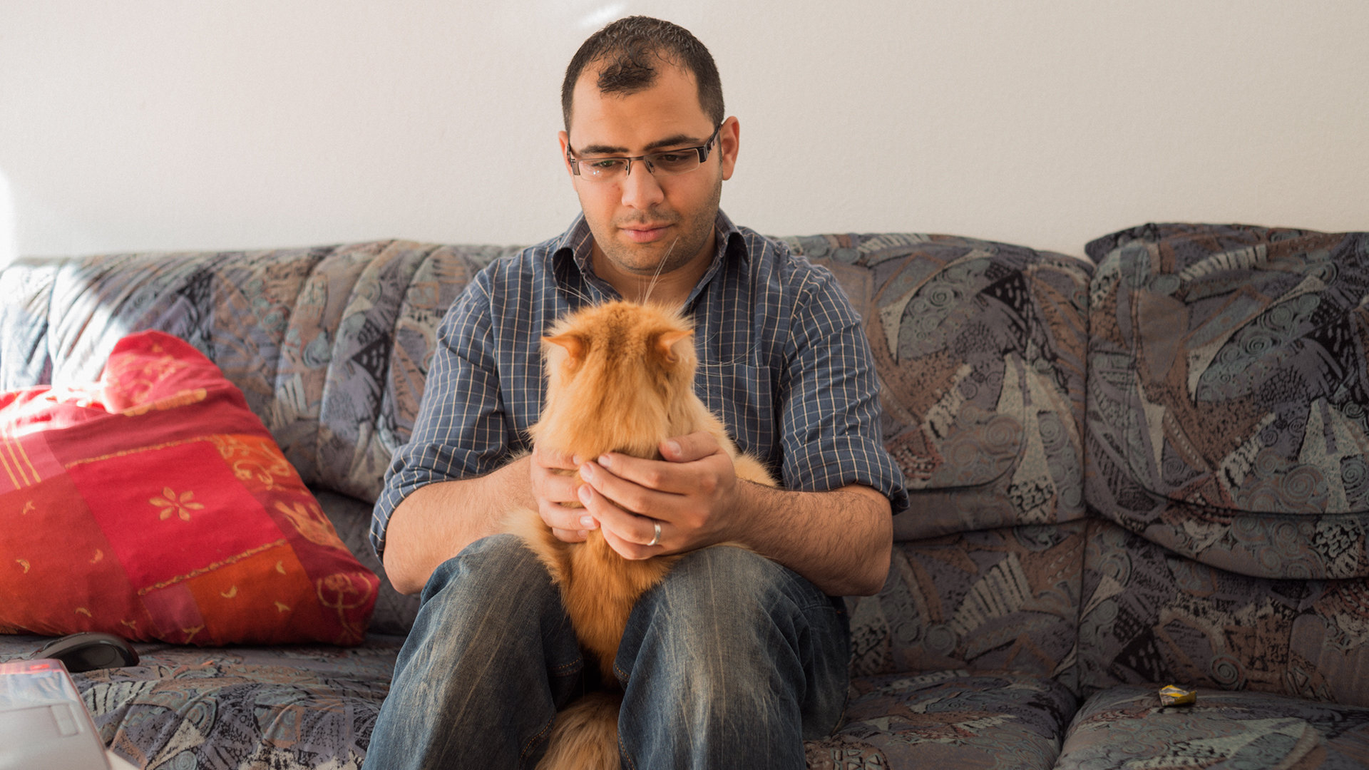 Aziz mit seiner Katze in seiner neuen Wohnung