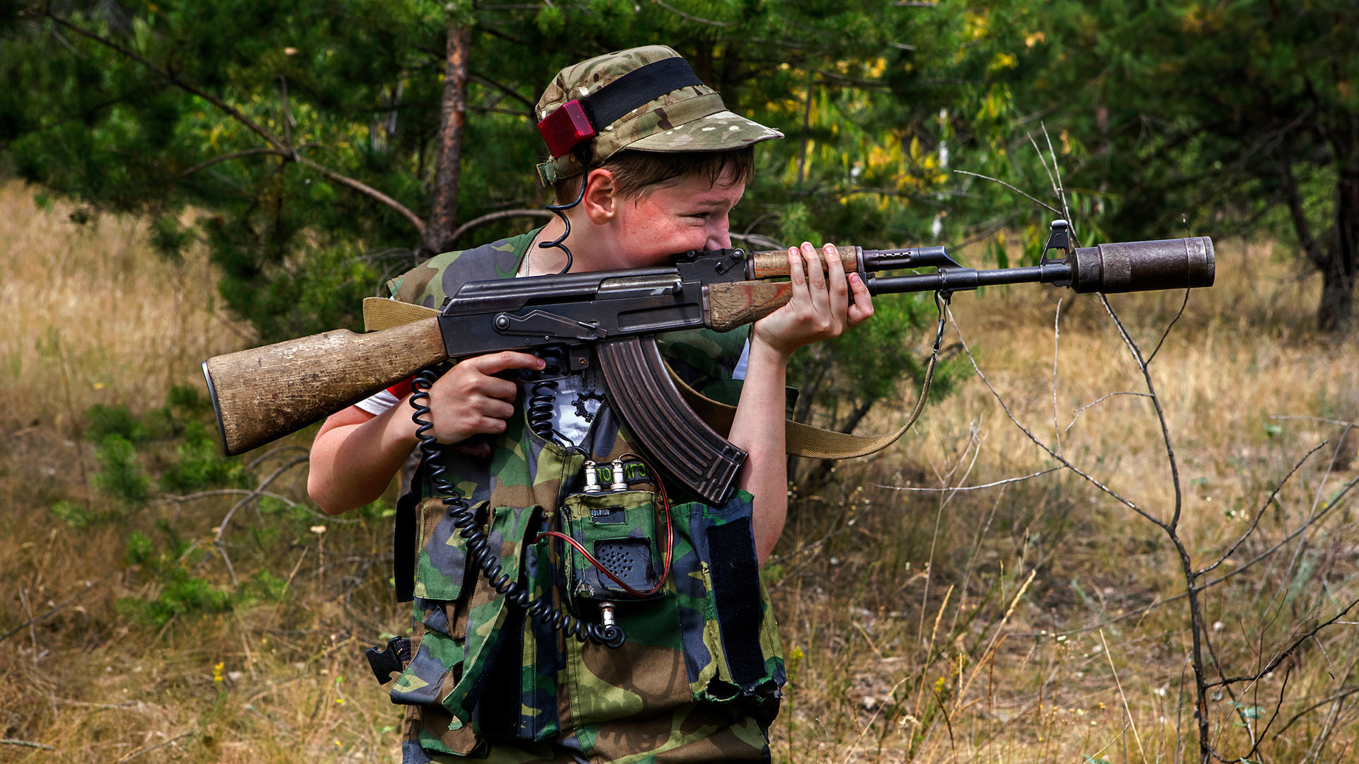 Junge mit Gewehr 