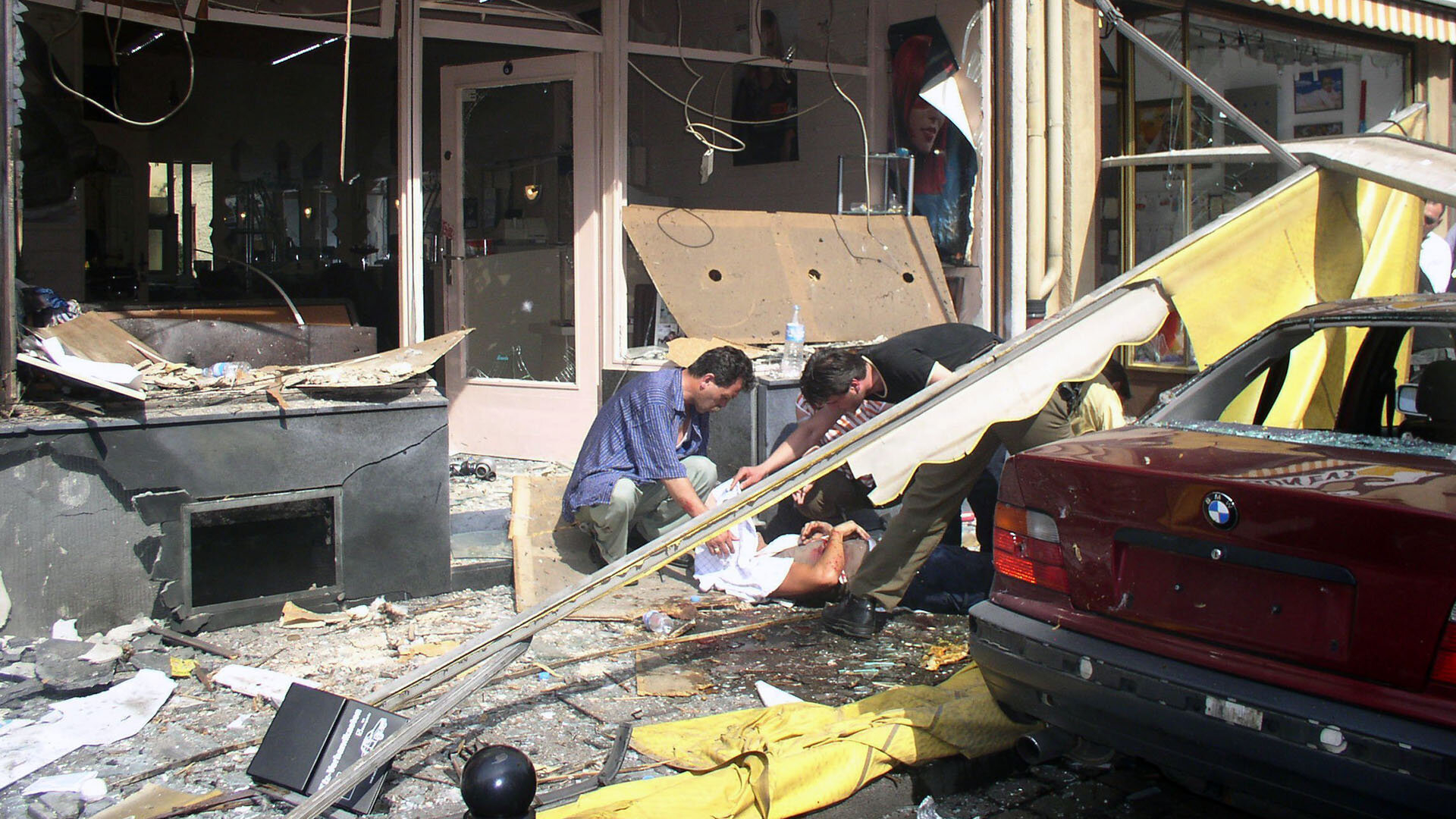 Am 9. Juni 2004 explodierte in der Kölner Keupstraße mit vielen türkischen Geschäften eine Nagelbombe, die der NSU deponiert hatte Am 9. Juni 2004 explodierte in der Kölner Keupstraße mit vielen türkischen Geschäften eine Nagelbombe, die der NSU deponiert hatte