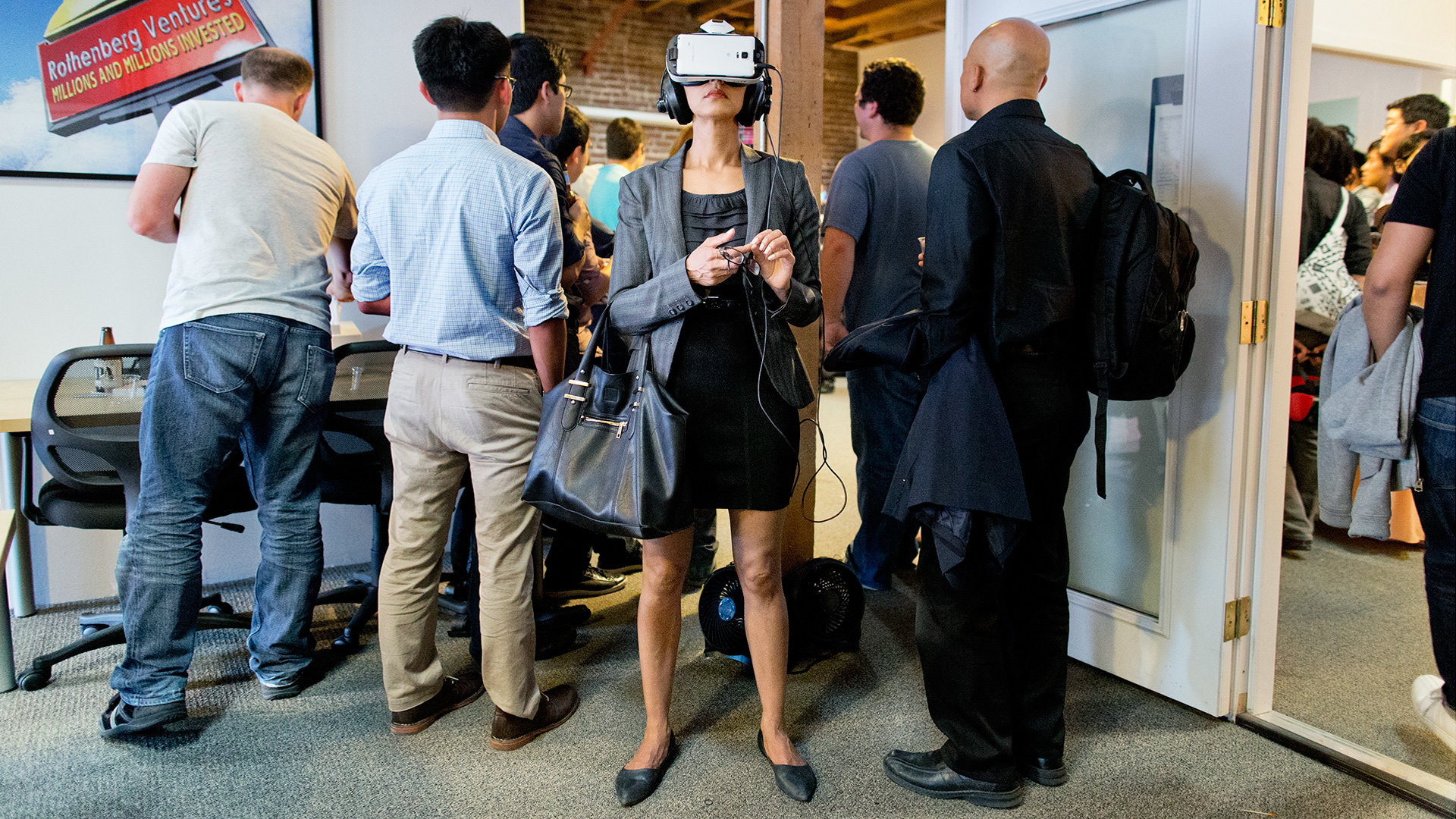 Frau mit VR Brille