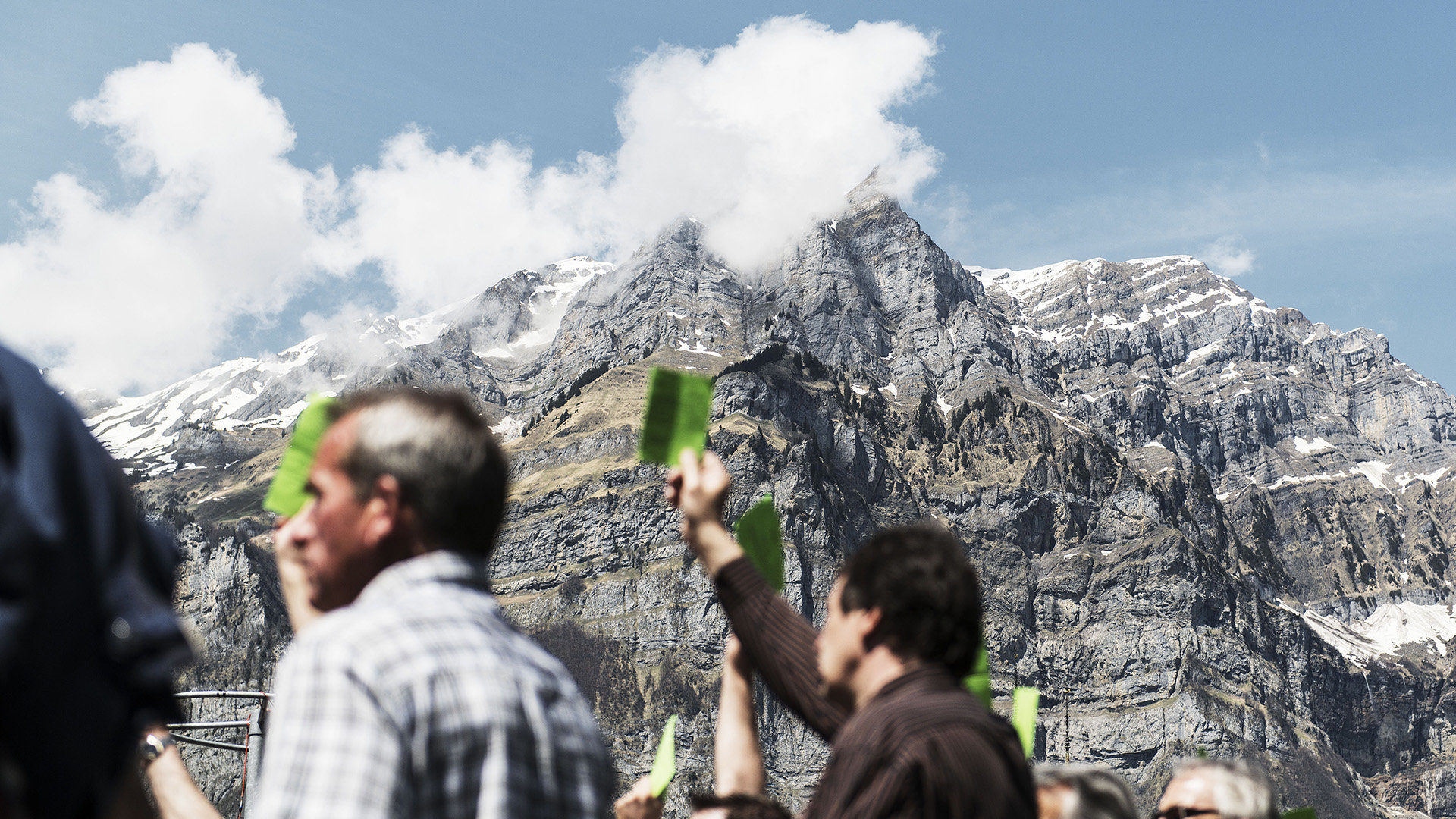 Bürger der Landsgemeinde Glarus stimmen ab  (Foto: Christian Beutler/Keystone/laif)