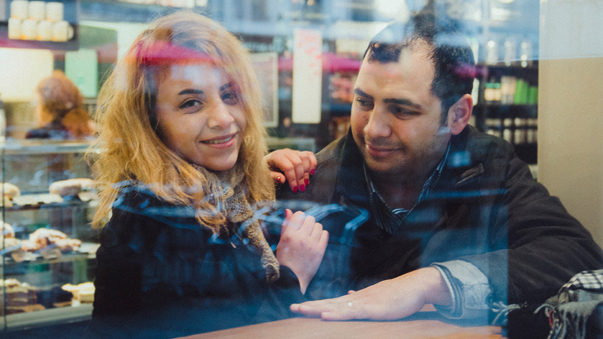 Aziz mit seiner Frau Lama in einem Café