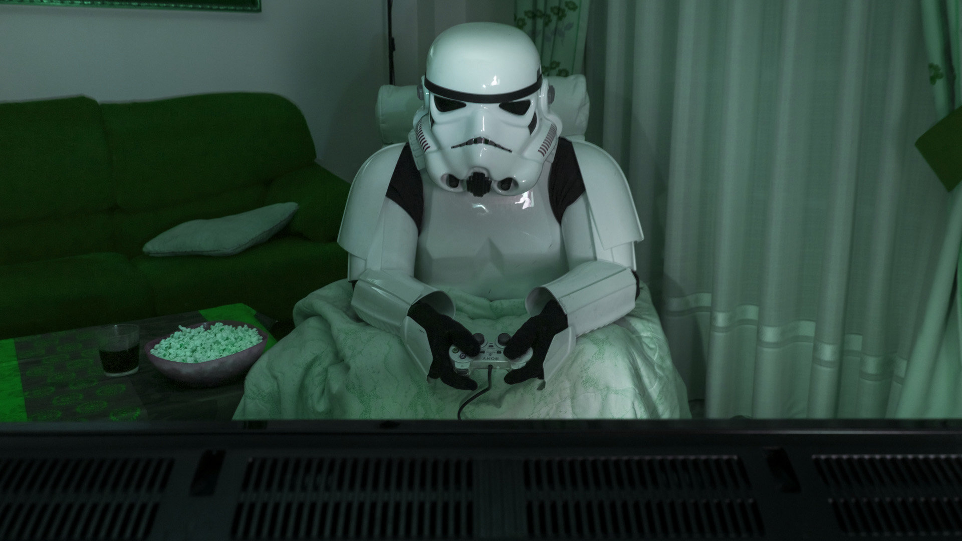 Ein Stormtrooper spielt Computerspiele