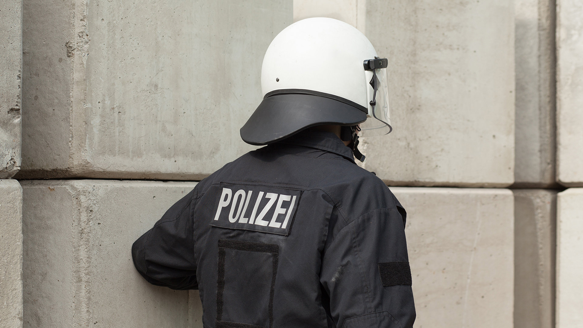 Polizist von hinten