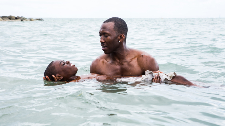 Szene aus dem Film „Moonlight“: Juan bringt Chiron das Schwimmen bei