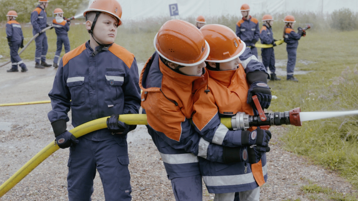 Jugendlicher der freiwilligen Feuerwehr bei einer Übung