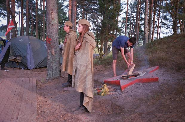 Ein bisschen Pfadfinderlager, ein bisschen Nationalismus: Neben dem Zusammenhalt der Teilnehmer geht es vor allem um ideologische Schulung – nämlich die unbedingte Treue zu Russland