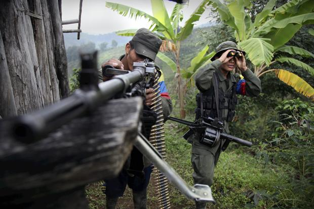 Krieg auf Kosten der Bevölkerung: Mitglieder der Rebellenorganisation FARC nehmen Regierungstruppen ins Visier