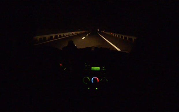 Sicht durch Autofenster auch die Autobahn bei Nacht 