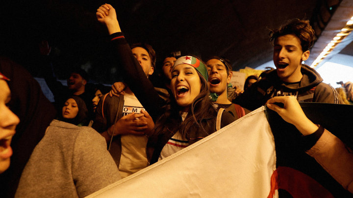 Jugendliche protestieren in Algerien (Foto: Zohra Bensemra/REUTERS) 