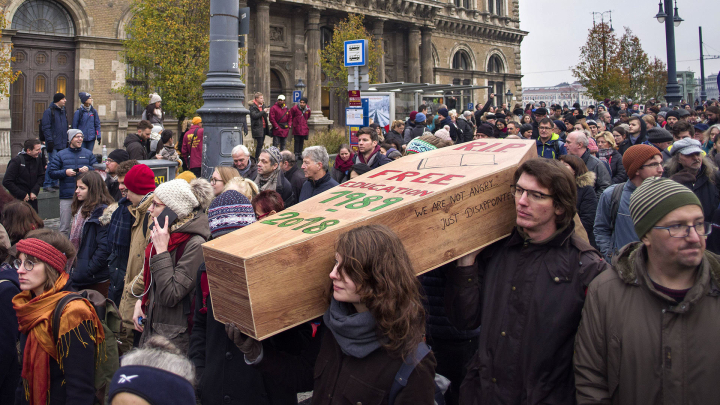 Demonstration für ein freies Bildungssystem, gegen die Privatisierung der Corvinus-Universität und gegen die Vertreibung der CEU (Foto: imago images / EST&OST)