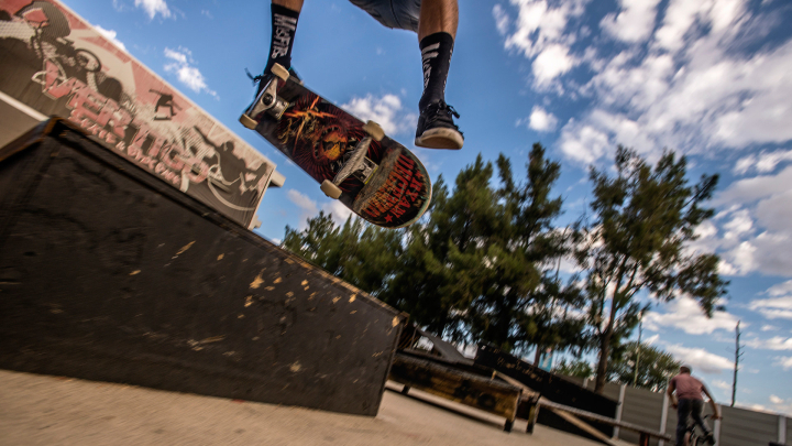 Skater bei einem Sprung