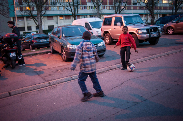 Kinder in der Pariser Banlieue spielen Fußball