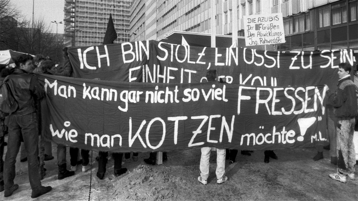  Beschaeftigte der DDR-Fluggesellschaft Interflug protestieren gegen das Ende des Betriebs. Foto: picture alliance/Paul Glaser/dpa-Zentralbild/ZB