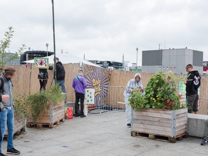 Teilnehmer der Hanfparade bauen, mehr oder weniger diskret, Joints am Rand der Veranstaltung