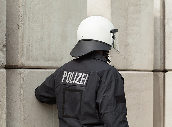 Polizist von hinten