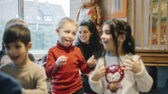 Mireia Alexandri Bertran zwischen Kita Kindern