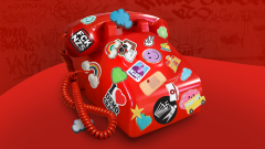Rotes old school Telefon mit Stickern 