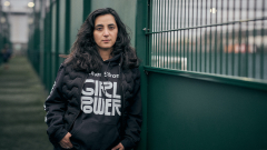 Portrait von Khalida Popal in einem Fussballstadion
