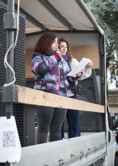 Yael Schmitt und Zeynep Karaosman auf einem Planwagen halten eine Ansprache