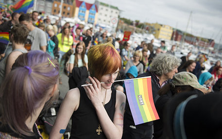 Junge Frauen auf den Färöer-Inseln protestieren für die Gleichberechtigung von Lesben und Schwulen