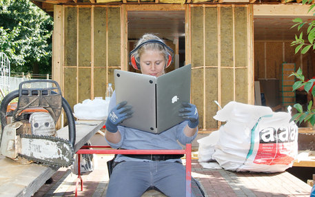 Frau liest in einem macBook wie in einem Buch 