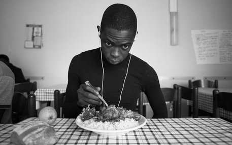 Junger Flüchtling beim essen