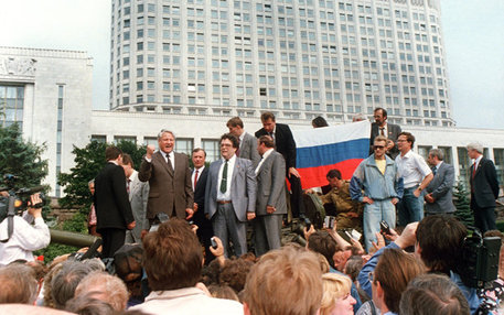 Eine Schlüsselszene: Der Präsident der Teilrepublik Russland, Boris Jelzin, solidarisiert sich vor seinem Amtssitz mit Demonstranten, die gegen den Putsch protestieren