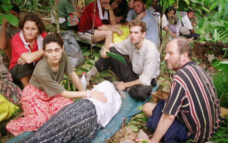 7. Mai 2000: Werner Wallert (rechts) und Marc Wallert (Mitte) pflegen die entkräftete Renate Wallert (liegend). Es sollte noch Monate bis zur ihrer Freilassung dauern