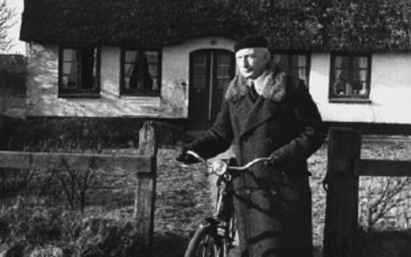 SS-General in Reetdachidylle: Heinz Reinefarth vor seinem Haus auf Sylt