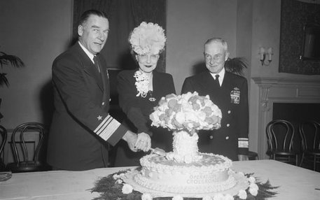 Lust auf eine Bombe: US-Admiral William H.P. Blandy und seine Frau im November 1946 zur Feier des Atomwaffentests auf dem Bikini-Atoll 