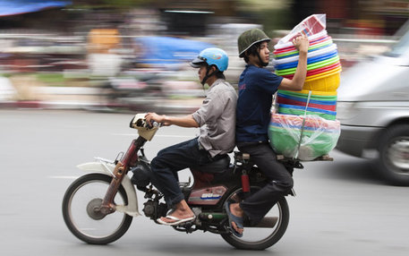 Zwei Vietnamesen auf einem Motorrad