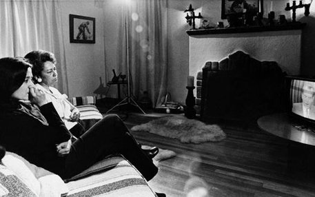 Kriegsschauplatz Couch: Die Mutter und die Schwester des Kriegsgefangenen Soledad Alvarez verfolgen eine Ansprache von US-Präsident Nixon zum Vietnamkrieg