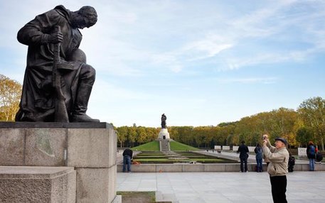 Das Ehrenmal in Berlin-Teptow – im Hintergrund der haushohe Bronzesoldat