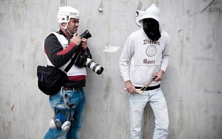 Pressefotograf und Straßenkämpfer – mancherorts ein eingespieltes Team 