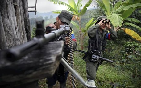 Krieg auf Kosten der Bevölkerung: Mitglieder der Rebellenorganisation FARC nehmen Regierungstruppen ins Visier