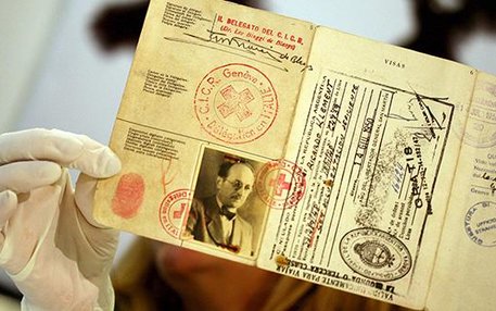 Ein gefälschter Pass von Adolf Eichmann (1906-1962), einem der Hauptorganisatoren des Holocaust, der 1960 vom israelischen Geheimdienst Mossad aus Argentinien entführt und in Israel zum Tode verurteilt und hingerichtet wurde