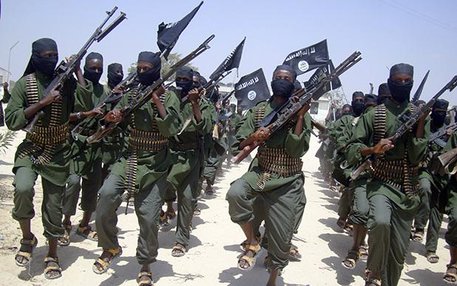 Terrorgruppe: Al-Shabaab-Milizionäre marschieren 2011 in einem Vorort der somalischen Hauptstadt Mogadischu auf.