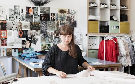 Sommerurlaub im Atelier: Inna Stein vom Berliner Label Steinrohner bereitet die Modenschauen in der Schweiz und Paris