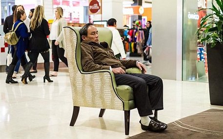 In dem Instagram Account @miserable_men haben User Bilder von erschöpften Männern in Malls weltweit gesammelt. Sie ähneln sich alle sehr – die Männer und auch die Einkaufszentren. Unten mehr davon