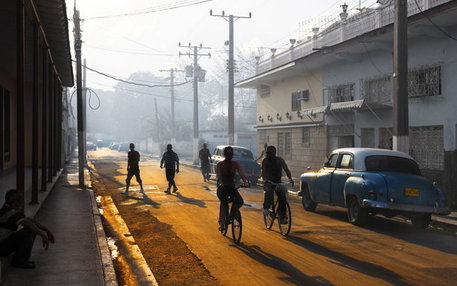 Wie am Set eines Films, der vor etlichen Jahrzehnten spielt: Straße in Morón.