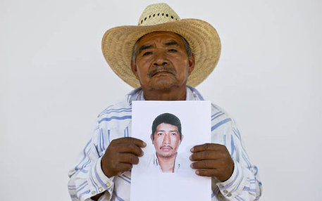 Es bleibt nur ein Foto: Dieser Mann zeigt einen von über 27.000 Menschen in Mexiko, deren Verbleib ungeklärt ist. 