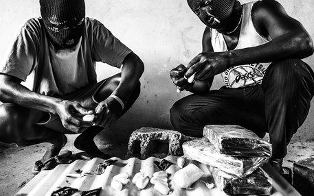 Nigerianische Schmuggler präparieren Kokain für den Transport 