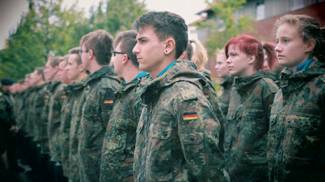Junge Bundeswehr-Rekruten in Uniform stehen in Reih und Glied
