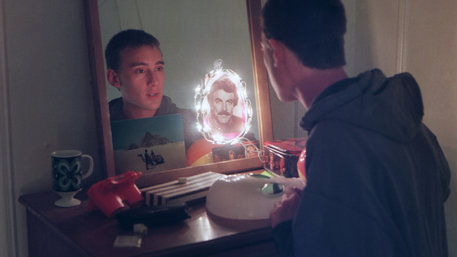 Foto über Männerrollen: ein Junge schaut in den Spiegel