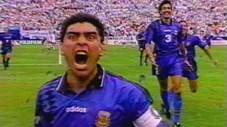 Diego Maradona nachdem er ein Tor geschossen hat