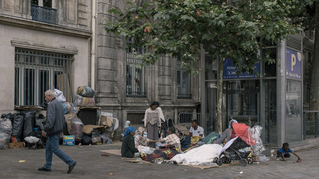 Obdachlose Familie vor dem Rathaus in Paris