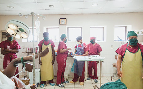Dr. Justin und sein Team im "HEAL AFRICA" Krankenhaus