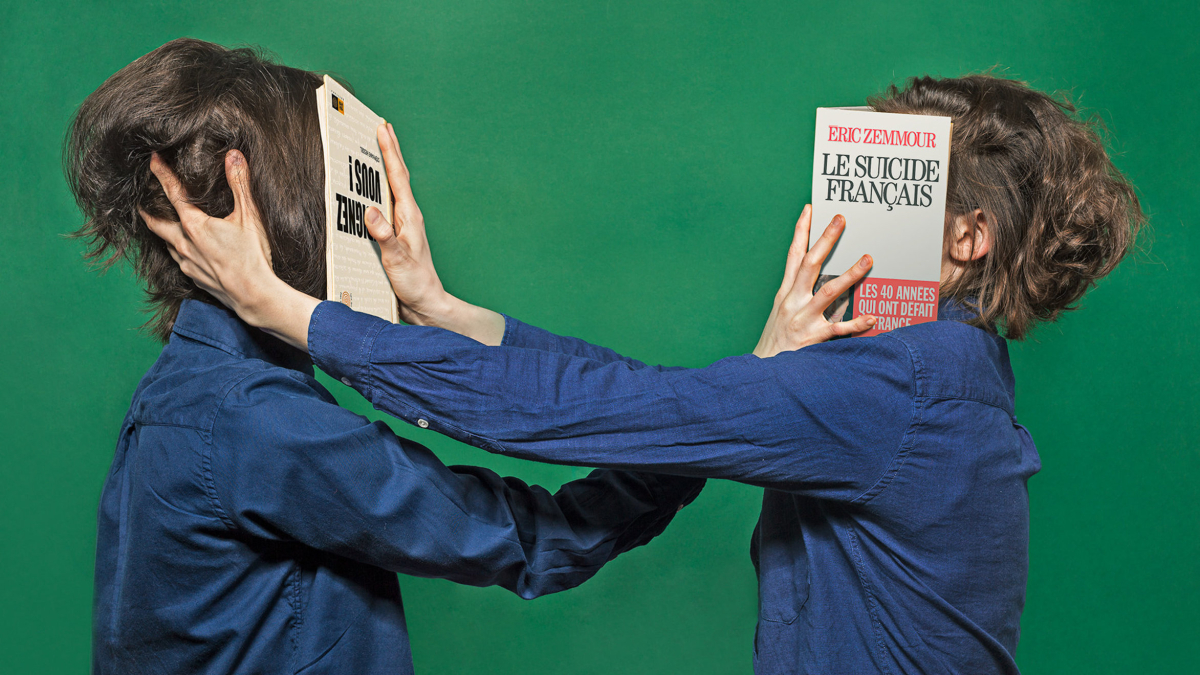 Zwei Frauen drücken sich gegenseitig Bücher ins Gesicht. Foto: Jan Q. Maschinski