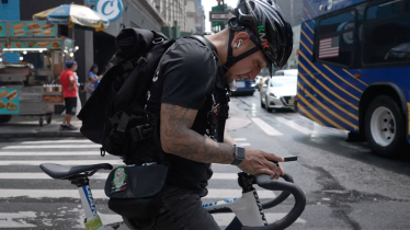 Ein Fahrradkurier im New Yorker Verkehr